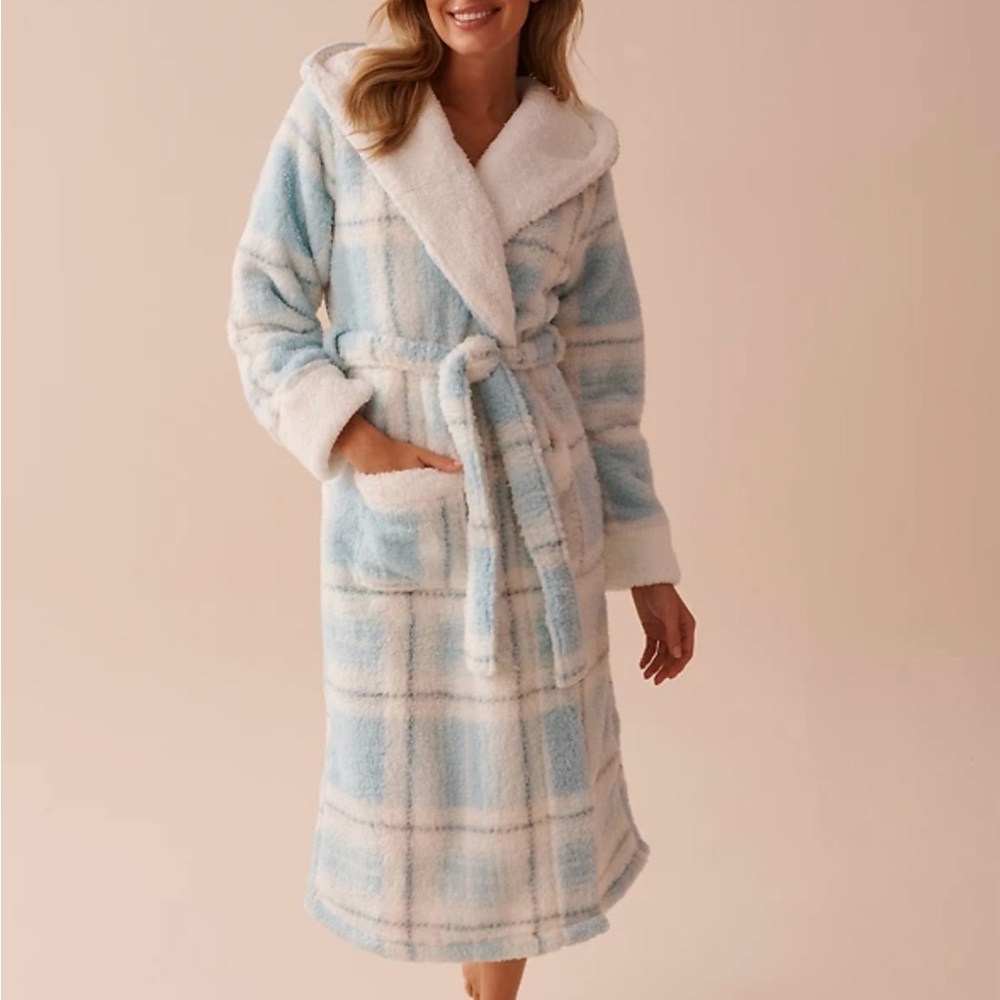 La Vie En Rose Soft - Sherpa Blue and White Plaid Robe